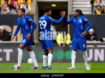 Noni Madueke de Chelsea (à droite) célèbre avec Levi Colwill (à gauche) et Wesley Fofana (au centre) après avoir marqué son quatrième but du match lors du match de premier League au Molineux Stadium, Wolverhampton. Date de la photo : dimanche 25 août 2024. Banque D'Images