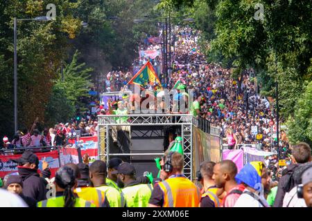 Londres, Royaume-Uni, 25 août 2024. D'énormes foules suivant les chars de défilé ont été vues à Ladbroke Grove alors que le premier jour du carnaval de Notting Hill, connu sous le nom de Family Day ou Children's Day a commencé aujourd'hui. Crédit : onzième heure photographie/Alamy Live News Banque D'Images