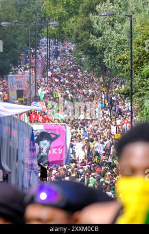 Londres, Royaume-Uni, 25 août 2024. D'énormes foules suivant les chars de défilé ont été vues à Ladbroke Grove alors que le premier jour du carnaval de Notting Hill, connu sous le nom de Family Day ou Children's Day a commencé aujourd'hui. Crédit : onzième heure photographie/Alamy Live News Banque D'Images