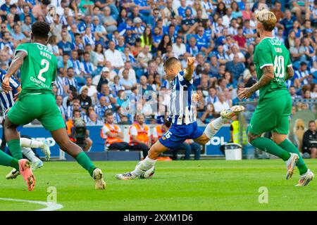 Porto, Portugal. 24 août 2024. Estádio do Dragão Vasco frappe le ballon pendant le match entre FC Porto 2 vs Rio Ave 0 (Josed Salgueiro/SPP) crédit : SPP Sport Press photo. /Alamy Live News Banque D'Images