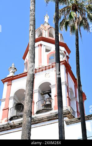 TLAQUEPAQUE, JALISCO, MEXIQUE : la construction de la Parroquia San Pedro Apóstol a commencé en 1670, poursuivant plus de 100 ans. Banque D'Images