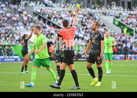 Wolfsburg, Allemagne. . 25 août 2024. Wolfsburg, Allemagne. 25 août 2024. L'arbitre Daniel SIEBERT montre à Harry KANE (FC Bayern Munich) le carton jaune, avertissement. Football 1. Bundesliga saison 2024/2025, 1.jour, jour de match 01 VFL Wolfsburg - FC Bayern Munich le 25 août 2024, VOLKSWAGEN ARENA ? Crédit : dpa/Alamy Live News crédit : dpa Picture alliance/Alamy Live News Banque D'Images
