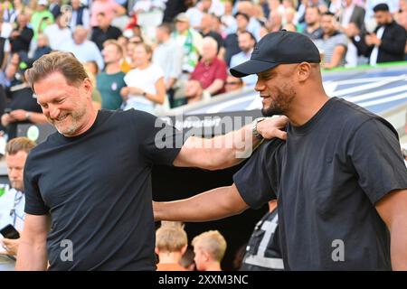 Wolfsburg, Allemagne. . 25 août 2024. Wolfsburg, Allemagne. 25 août 2024. v.droite : entraîneur Vincent KOMPANY (FC Bayern Munich) avec Ralph HASENHUETTL (entraîneur VFL Wolfsburg). Football 1. Bundesliga saison 2024/2025, 1.jour, jour de match 01 VFL Wolfsburg - FC Bayern Munich le 25 août 2024, VOLKSWAGEN ARENA ? Crédit : dpa/Alamy Live News crédit : dpa Picture alliance/Alamy Live News Banque D'Images