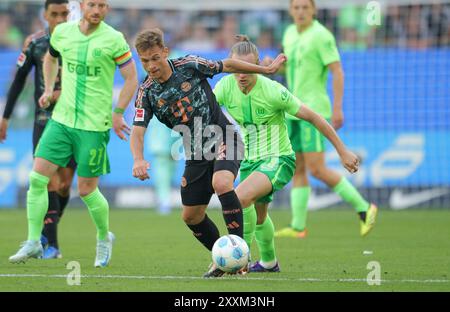 Wolfsburg, Allemagne. . 25 août 2024. Wolfsburg, Allemagne. 25 août 2024. firo : 25.08.2024, football, football, 1. Ligue, 1. Bundesliga, saison 2024/2025, VfL Wolfsburg - FC Bayern Munich Muenchen (LR) JOSHUA KIMMICH ET Lovro Majer du VfL Wolfsburg bataille pour le ballon crédit : dpa/Alamy Live News crédit : dpa Picture alliance/Alamy Live News Banque D'Images