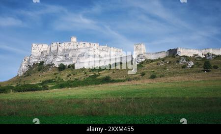 Château de Spiš en Slovaquie, une forteresse médiévale perchée et site classé au patrimoine mondial de l'UNESCO surplombant la campagne verdoyante d'Europe centrale Banque D'Images