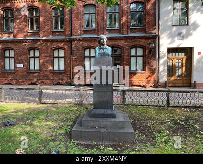 Riga, Lettonie. 25 août 2024. Le monument à Johann Gottfried Herder (1744-1803) se dresse sur la place Herder à côté de la cathédrale de Riga. Riga a célébré le 280e anniversaire du philosophe, écrivain et théologien allemand avec une commémoration publique. Le poète des lumières est né le 25 août 1744 et a également travaillé dans la capitale lettone pendant cinq ans. Crédit : Alexander Welscher/dpa/Alamy Live News Banque D'Images