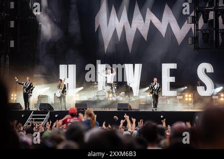 Le groupe Hives se produit en live lors de la deuxième journée du festival Rock en Seine. Le groupe de punk suédois The Hives se produit lors de la deuxième journée du Rock en Seine Festival, au domaine National Saint-Cloud, à Paris. Banque D'Images