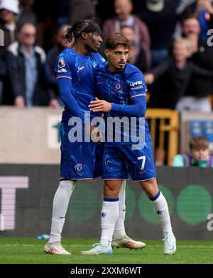 Noni Madueke de Chelsea (à gauche) célèbre avec Pedro Neto après avoir marqué son quatrième but lors du match de premier League au Molineux Stadium, Wolverhampton. Date de la photo : dimanche 25 août 2024. Banque D'Images