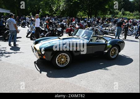 Une voiture de sport Cobra au Rykas Cafe à Dorking dans le Surrey, au Royaume-Uni. Banque D'Images