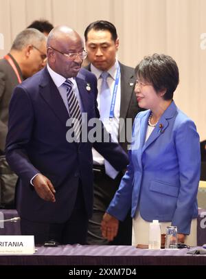 Tokyo, Japon. 25 août 2024. Le ministre japonais des Affaires étrangères Yoko Kamikawa (à droite) discute avec le ministre mauritanien des Affaires étrangères et co-président Mohamed Saleu Ould Merzoug (à gauche) après la séance de clôture de la réunion ministérielle de la Conférence internationale de Tokyo sur le développement de l’Afrique (TICAD) à Tokyo le dimanche 25 août 2024. Le sommet de la TICAD se tiendra à Yokohama le 20-22 août prochain. (Photo de Yoshio Tsunoda/AFLO) crédit : Aflo Co. Ltd./Alamy Live News Banque D'Images