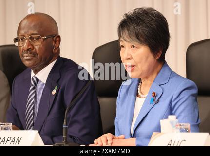 Tokyo, Japon. 25 août 2024. Le ministre japonais des Affaires étrangères Yoko Kamikawa (à droite) prend la parole lors d'une conférence de presse après la séance de clôture de la réunion ministérielle de la Conférence internationale de Tokyo sur le développement de l'Afrique (TICAD) avec le ministre mauritanien des Affaires étrangères Mohamed Saleu Ould Merzoug (à gauche) à Tokyo le dimanche 25 août 2024. Le sommet de la TICAD se tiendra à Yokohama le 20-22 août prochain. (Photo de Yoshio Tsunoda/AFLO) crédit : Aflo Co. Ltd./Alamy Live News Banque D'Images