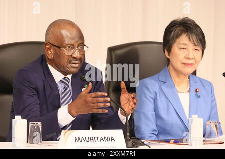 Tokyo, Japon. 25 août 2024. Le ministre mauritanien des Affaires étrangères Mohamed Saleu Ould Merzoug (à gauche) prend la parole lors d'une conférence de presse après la séance de clôture de la réunion ministérielle de la Conférence internationale de Tokyo sur le développement de l'Afrique (TICAD) avec le ministre japonais des Affaires étrangères et co-président Yoko Kamikawa (à droite) à Tokyo le dimanche 25 août 2024. Le sommet de la TICAD se tiendra à Yokohama le 20-22 août prochain. (Photo de Yoshio Tsunoda/AFLO) crédit : Aflo Co. Ltd./Alamy Live News Banque D'Images