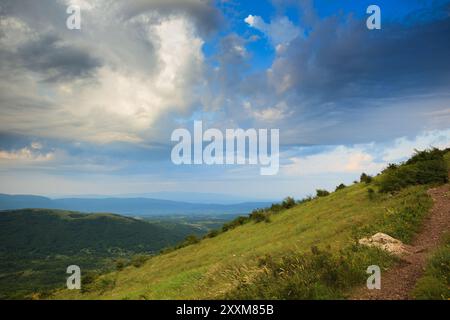 Cette image représente une vue panoramique du paysage vallonné depuis le chemin menant à Šiljak sur la montagne Rtanj Banque D'Images