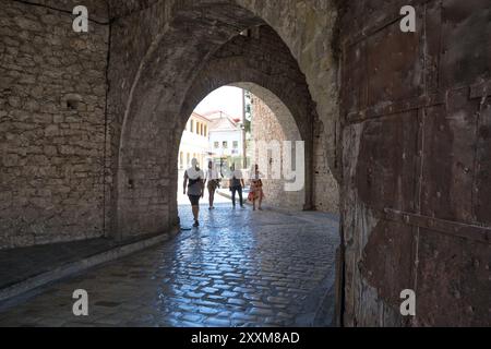 11 août 2023 - Ioannina, Grèce - Rue dans la belle ville de Ioannina, la capitale de la région Banque D'Images