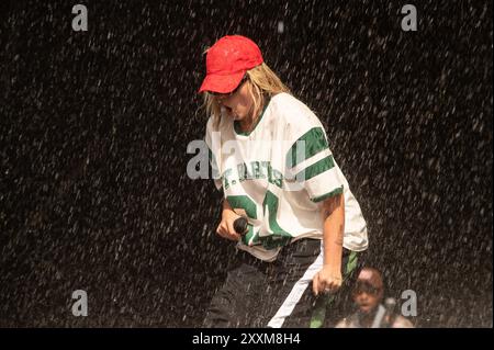 Reading, Berkshire, Royaume-Uni. 25 août 2024. La météo britannique est son meilleur, car le set de Reneé Rapp est interrompu par la pluie du toit de la scène principale. Cristina Massei/Alamy Live News Banque D'Images