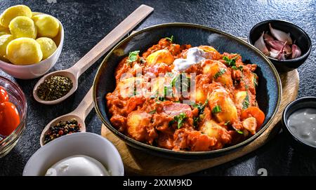 Gnocchi crémeux à la tomate avec burrata, basilic et ail. Banque D'Images