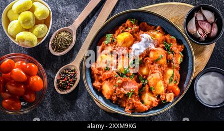 Gnocchi crémeux à la tomate avec burrata, basilic et ail. Banque D'Images