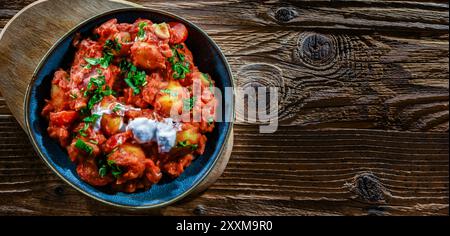 Gnocchi crémeux à la tomate avec burrata, basilic et ail. Banque D'Images
