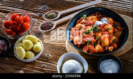 Gnocchi crémeux à la tomate avec burrata, basilic et ail. Banque D'Images