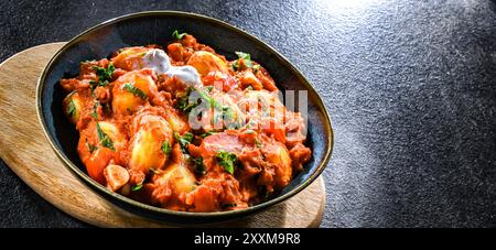 Gnocchi crémeux à la tomate avec burrata, basilic et ail. Banque D'Images