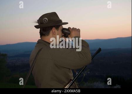 La chasse est l'acte de traquer et de poursuivre les animaux chassant avec les armes à poursuivre les animaux Banque D'Images