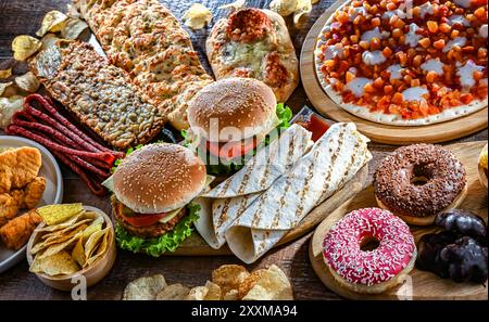 Aliments augmentant le risque de cancer. Malbouffe. Banque D'Images