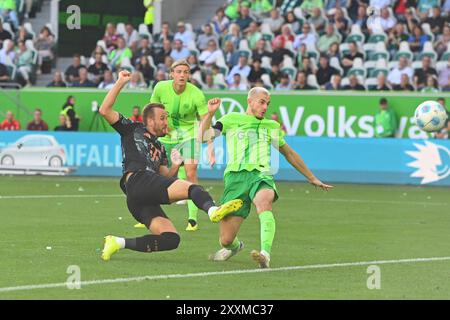 Wolfsburg, Allemagne. . 25 août 2024. Wolfsburg, Allemagne. 25 août 2024. Goalchance Harry KANE (FC Bayern Munich), action, duels contre Jakub KAMINSKI (VFL Wolfsburg), scène de penalty. Soccer 1ère saison Bundesliga 2024/2025, 1ère journée, matchday01 VFL Wolfsburg - FC Bayern Munich 2-3 le 25 août 2024, VOLKSWAGEN ARENA? Crédit : dpa/Alamy Live News crédit : dpa Picture alliance/Alamy Live News Banque D'Images