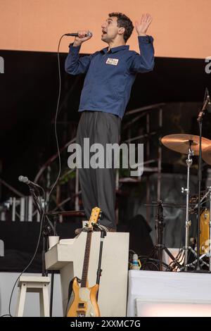 Leeds, Royaume-Uni. Dimanche 25 août 2024 Jack Antonoff de Bleachers se produit sur scène le troisième jour du Leeds Festival à Bramham Park © Jason Richardson / Credit : Tin!y/Alamy Live News Banque D'Images