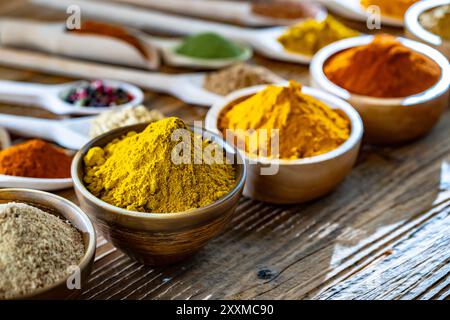 Composition avec assortiment d'épices et d'herbes. Banque D'Images