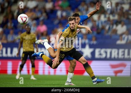 Barcelone, Espagne. 24 août 2024. Jon Pacheco de la Real Sociedad concourt pour le ballon contre Alejo Veliz du RCD Espanyol lors du match de Liga entre le RCD Espanyol de Barcelone et la Real Sociedad au stade RCDE le 24 août 2024 à Barcelone, en Espagne. Crédit : David Ramirez/Alamy Live News Banque D'Images