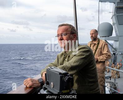 Honolulu, États-Unis. 31 juillet 2024. Boris Pistorius (G, SPD), ministre fédéral de la Défense, se tient à bord de la frégate allemande « Baden-Württemberg » lors de l'exercice militaire Rim of the Pacific mené par les États-Unis (RIMPAC, 26.06. au 02.08.2024). Crédit : Soeren Stache/dpa/Alamy Live News Banque D'Images