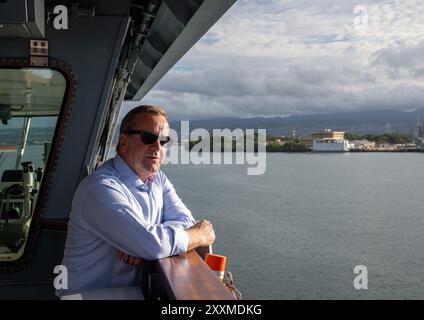 Honolulu, États-Unis. 31 juillet 2024. Boris Pistorius (SPD), ministre fédéral de la Défense, se tient à bord de la frégate allemande « Baden-Württemberg » lors de l'exercice militaire Rim of the Pacific mené par les États-Unis (RIMPAC, 26.06. au 02.08.2024). Crédit : Soeren Stache/dpa/Alamy Live News Banque D'Images