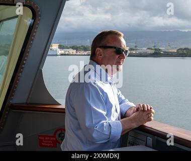 Honolulu, États-Unis. 31 juillet 2024. Boris Pistorius (SPD), ministre fédéral de la Défense, se tient à bord de la frégate allemande « Baden-Württemberg » lors de l'exercice militaire Rim of the Pacific mené par les États-Unis (RIMPAC, 26.06. au 02.08.2024). Crédit : Soeren Stache/dpa/Alamy Live News Banque D'Images