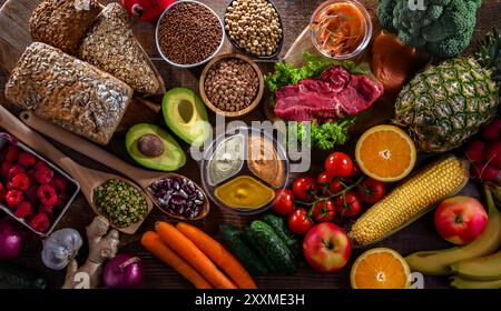 Une variété de produits alimentaires représentant une alimentation équilibrée Banque D'Images