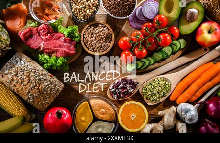 Une variété de produits alimentaires représentant une alimentation équilibrée Banque D'Images