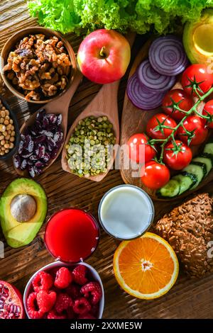 Une variété de produits alimentaires représentant une alimentation équilibrée Banque D'Images