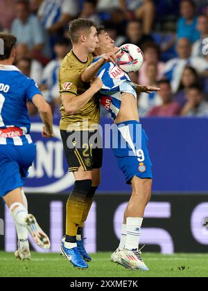 Barcelone, Espagne. 24 août 2024. Alejo Veliz du RCD Espanyol en action avec Jon Pacheco de Real Sociedad lors du match de la Liga entre le RCD Espanyol de Barcelona et la Real Sociedad au stade RCDE le 24 août 2024 à Barcelone, Espagne. Crédit : David Ramirez/Alamy Live News Banque D'Images