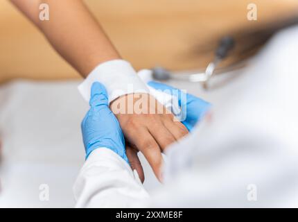 Traitement du patient par bandage par un orthopédiste après examen physique approfondi Banque D'Images