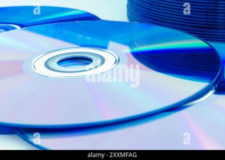 Une pile de disques compacts (CD/DVD) Banque D'Images