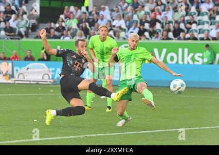 Wolfsburg, Allemagne. . 25 août 2024. Wolfsburg, Allemagne. 25 août 2024. Goalchance Harry KANE (FC Bayern Munich), action, duels contre Jakub KAMINSKI (VFL Wolfsburg). Soccer 1ère saison Bundesliga 2024/2025, 1ère journée, matchday01 VFL Wolfsburg - FC Bayern Munich 2-3 le 25 août 2024, VOLKSWAGEN ARENA/dpa/Alamy Live News Credit : dpa Picture alliance/Alamy Live News Banque D'Images