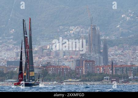 L'équipe en titre de l'America's Cup, Team New Zealand, remporte la course préliminaire tenue à Barcelone dans un duel féroce avec l'équipe italienne Luna Rossa, une répétition de la finale de la dernière America's Cup. El equipo Defensor de la Copa América, Team New Zealand, gana la regata perimar disputada en Barcelona en un duelo encarnizado con el equipo de Italia, Luna Rossa, una repetición de la final de la &#XFA;ltima Copa América. sur la photo : francesco bruni, james spithil, umberto molineris, andrea tesei, enrico voltonini, emanuele liuzzi, cesare gabbia, luca kirwan Actualités sports -Barcelon Banque D'Images