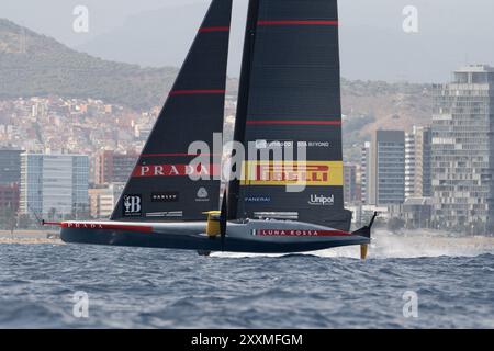 L'équipe en titre de l'America's Cup, Team New Zealand, remporte la course préliminaire tenue à Barcelone dans un duel féroce avec l'équipe italienne Luna Rossa, une répétition de la finale de la dernière America's Cup. El equipo Defensor de la Copa América, Team New Zealand, gana la regata perimar disputada en Barcelona en un duelo encarnizado con el equipo de Italia, Luna Rossa, una repetición de la final de la &#XFA;ltima Copa América. sur la photo : francesco bruni, james spithil, umberto molineris, andrea tesei, enrico voltonini, emanuele liuzzi, cesare gabbia, luca kirwan Actualités sports -Barcelon Banque D'Images