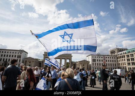 Berlin, Allemagne. 25 août 2024. Le 25 août 2024, des personnes se sont rassemblées sur Pariser Platz, devant la porte de Brandebourg, pour protester contre l’antisémitisme et appeler à la libération immédiate des otages détenus par le Hamas. Les manifestants ont marché de la porte emblématique à la cathédrale de Berlin et ont été vus agitant plusieurs drapeaux israéliens et tenant de grandes banderoles. Une bannière importante disait ''Gegen jeden Antisemitismus, gegen linken, rechten und islamistischen Antisemitismus'' (contre tout antisémitisme, contre l'antisémitisme de gauche, de droite et islamiste), reflétant la large condamnation des manifestants Banque D'Images