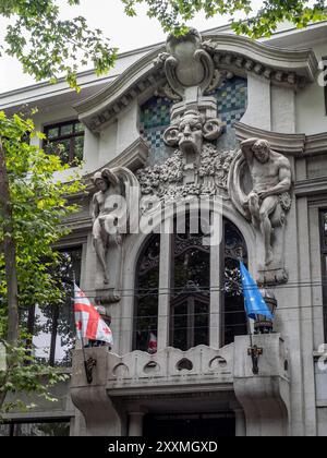 Drapeaux géorgiens et européens sur la façade d'un bâtiment décoré dans la ville de Tbilissi le jour couvert d'été, Géorgie. Anna Madatova House a été construit en 1902 par archit Banque D'Images