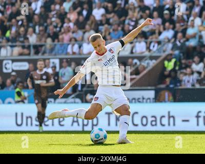 Hambourg, Deutschland. 25 août 2024. erste Torchance fuer Heidenheim. Adrian Beck (FC Heidenheim #21) GER, FC composé Pauli v. FC Heidenheim, 1. Bundesliga, 1. Spieltag, Fussball, Spielzeit 2024/2025, 25.08.2024 Foto : Eibner-Pressefoto/ Stephanie Zerbe LA RÉGLEMENTATION DFB/DFL INTERDIT TOUTE UTILISATION DE PHOTOGRAPHIES COMME SÉQUENCES D'IMAGES ET/OU QUASI-VIDÉO/dpa/Alamy Live News Banque D'Images