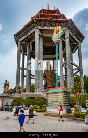 Statue de Guan Yin, déesse de la Miséricorde au sommet du temple bouddhiste Kek Lok si à Penysiaang, Malaisie Banque D'Images