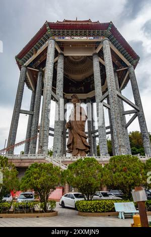 Statue de Guan Yin, déesse de la Miséricorde au sommet du temple bouddhiste Kek Lok si à Penysiaang, Malaisie Banque D'Images