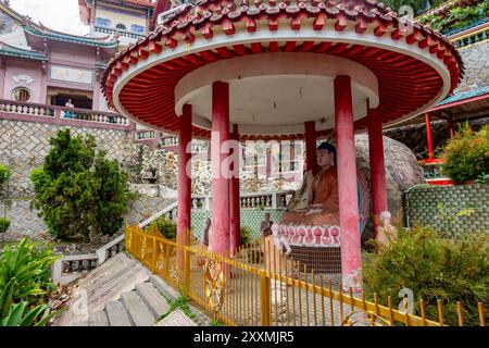 Pavillon de jardin du Seigneur Bouddha, un pavillon circulaire avec une statue de Bouddha dans la cour centrale du temple bouddhiste Tek Lok si à Penang, Malaisie Banque D'Images