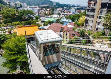 Un funiculaire pour transporter les visiteurs jusqu'au niveau intermédiaire au complexe du temple Kek Lok si à Penang, en Malaisie Banque D'Images