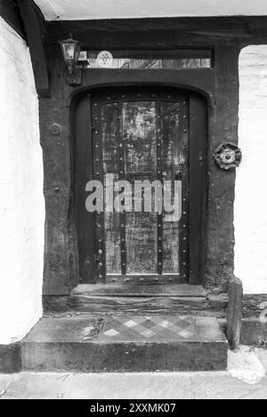 Entrée de la porte d'un bâtiment à colombages avec Tudor Rose sur le montant de la porte droite, Shrewsbury Angleterre mars 2024 Banque D'Images